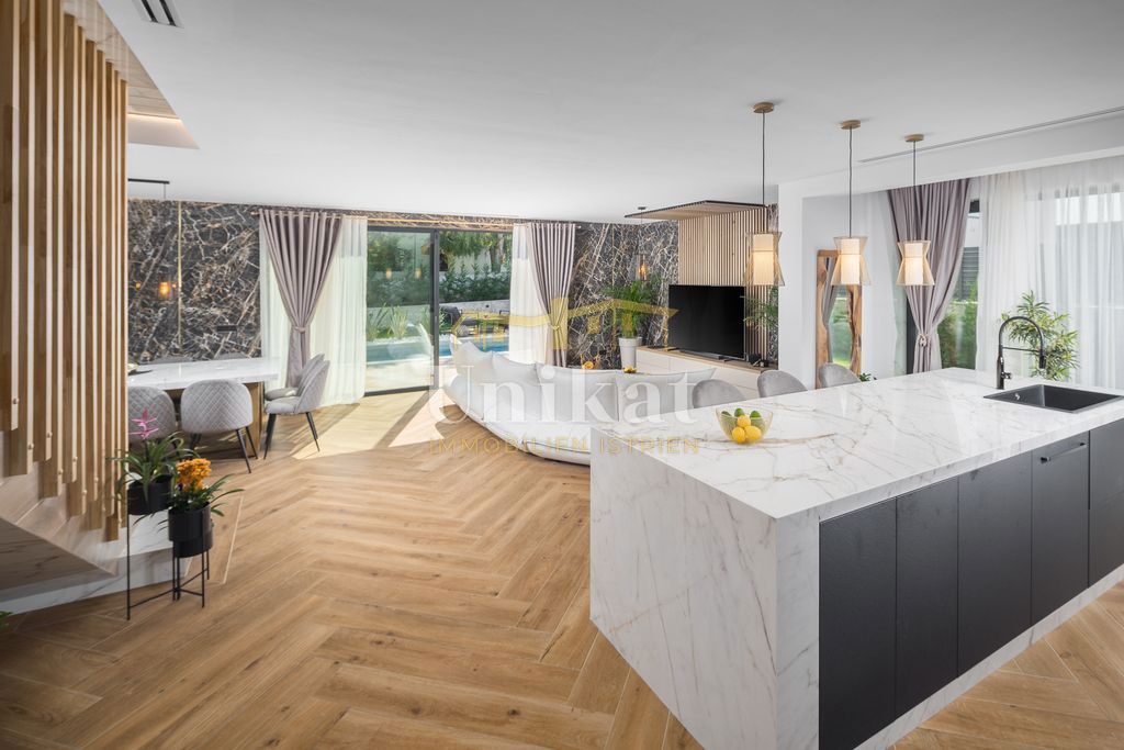 Nova moderna vila samo 400 metrov od morja